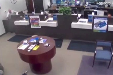 Cựu cảnh sát Mỹ bắn chết kẻ cướp ngân hàng như phim