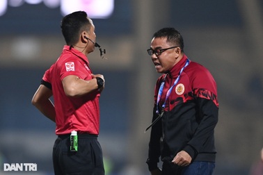 Cận cảnh tình huống HLV Trần Tiến Đại lao vào sân ăn thua với trọng tài