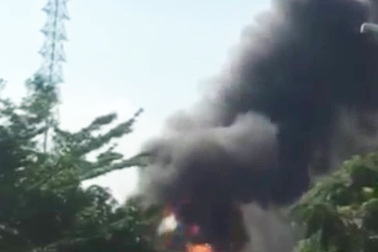 TPHCM: Nổ trạm biến áp, hàng trăm hộ dân mất điện giữa trời nóng 40 độ