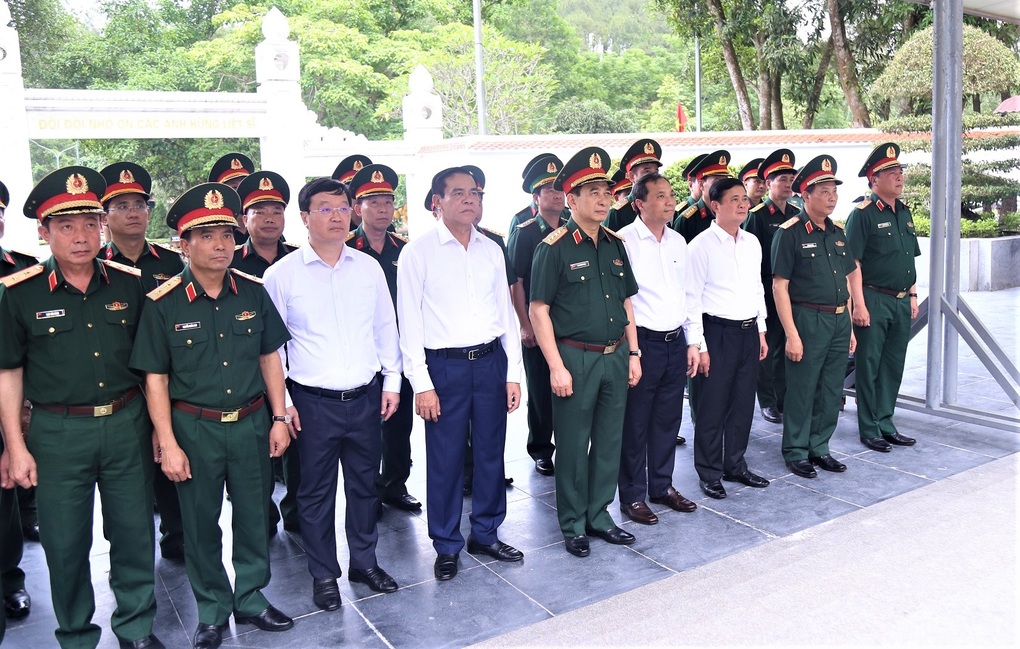 Bộ trưởng Quốc phòng tưởng niệm 4.000 liệt sĩ thanh niên xung phong - 2 Bộ trưởng Quốc phòng tưởng niệm 4.000 liệt sĩ thanh niên xung phong - 2