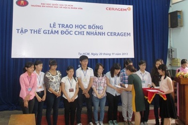 Trao học bổng khuyến học đến với sinh viên ở quê hương vùng lũ