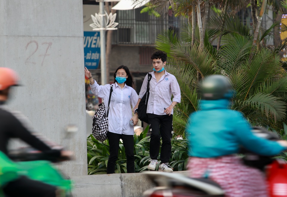 Tim đập chân run mỗi lần giơ tay xin sang đường... - 5 Tim đập chân run mỗi lần giơ tay xin sang đường... - 5