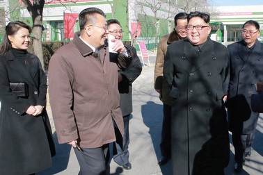 Đệ nhất phu nhân Triều Tiên tháp tùng ông Kim Jong-un thăm nhà máy