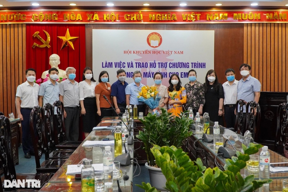 Trao 100 triệu đồng giúp đỡ học sinh nghèo mua máy tính học trực tuyến - 5 Trao 100 triệu đồng giúp đỡ học sinh nghèo mua máy tính học trực tuyến - 5