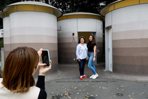 Tour du lịch nhà vệ sinh công cộng gây sốt, khách dành 2 tiếng khám phá