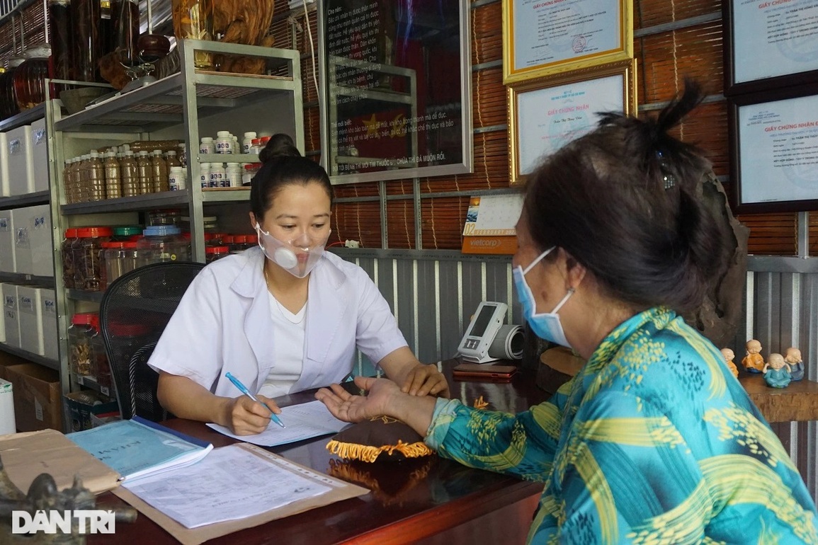 Bỏ nghề thiết kế thời trang về bốc thuốc miễn phí cho người nghèo - 2 Bỏ nghề thiết kế thời trang về bốc thuốc miễn phí cho người nghèo - 2