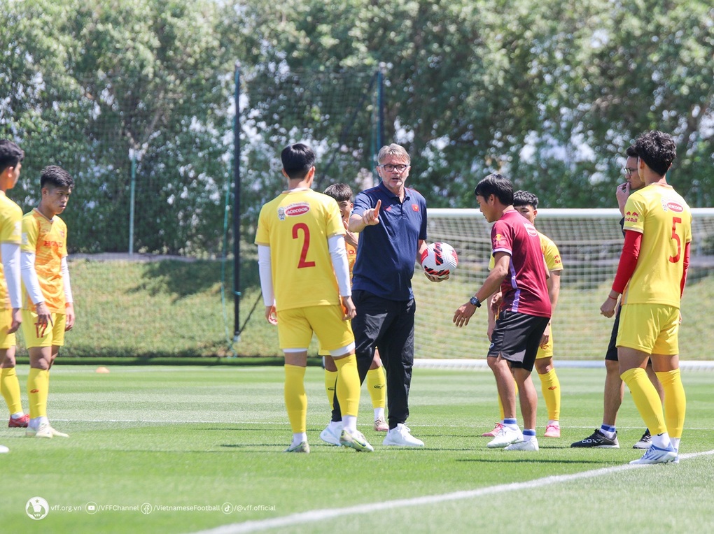 HLV Philippe Troussier chỉnh cầu thủ U23 Việt Nam trước trận gặp UAE - 5 HLV Philippe Troussier chỉnh cầu thủ U23 Việt Nam trước trận gặp UAE - 5