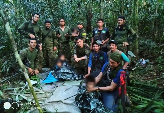 Các binh sĩ thuộc lực lượng vũ trang Colombia và các thành viên nhóm tìm kiếm bản địa cùng với bốn đứa trẻ. Ảnh: AP.