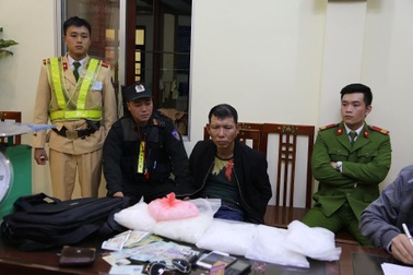 CSGT bắt đối tượng vận chuyển 5kg ma túy đá