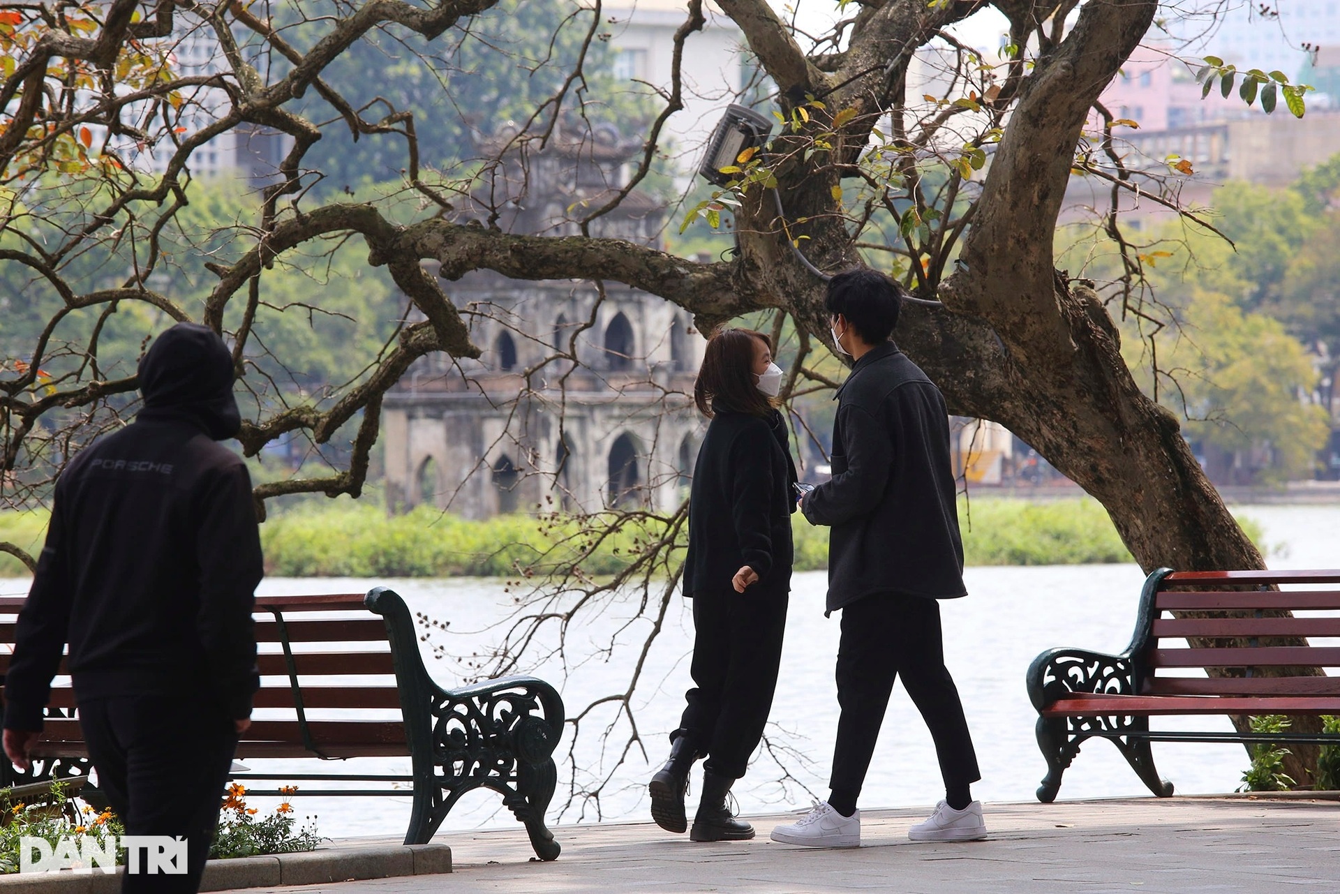 Nắng ấm trong nhiều ngày, người dân Thủ đô dạo phố tận hưởng thời tiết đẹp - 4