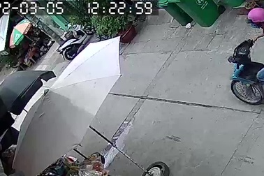 Đuổi theo kẻ cướp, cô gái ngất xỉu giữa đường