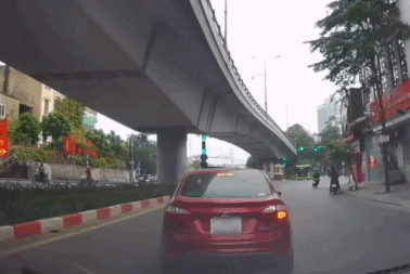 Ô tô lạng lách khó hiểu trên đường, suýt "dính" phạt 20 triệu vì vượt đèn