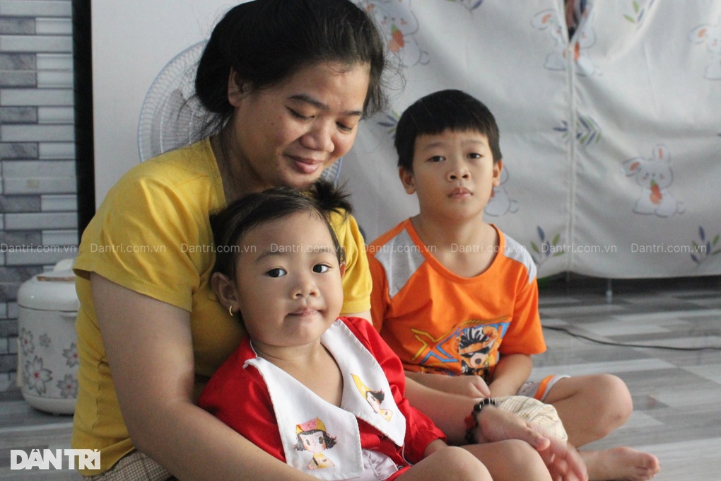 Vợ chồng công nhân nghèo nghẹn ngào cầu xin cứu con gái 2 tuổi - 5 Vợ chồng công nhân nghèo nghẹn ngào cầu xin cứu con gái 2 tuổi - 5