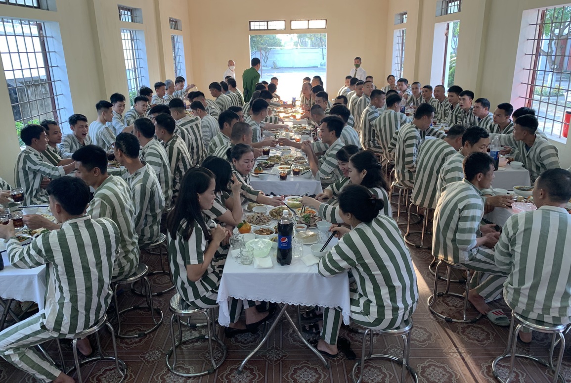 Bữa cơm tất niên sớm và ước mơ sau song sắt ngày Tết - 6 Bữa cơm tất niên sớm và ước mơ sau song sắt ngày Tết - 6