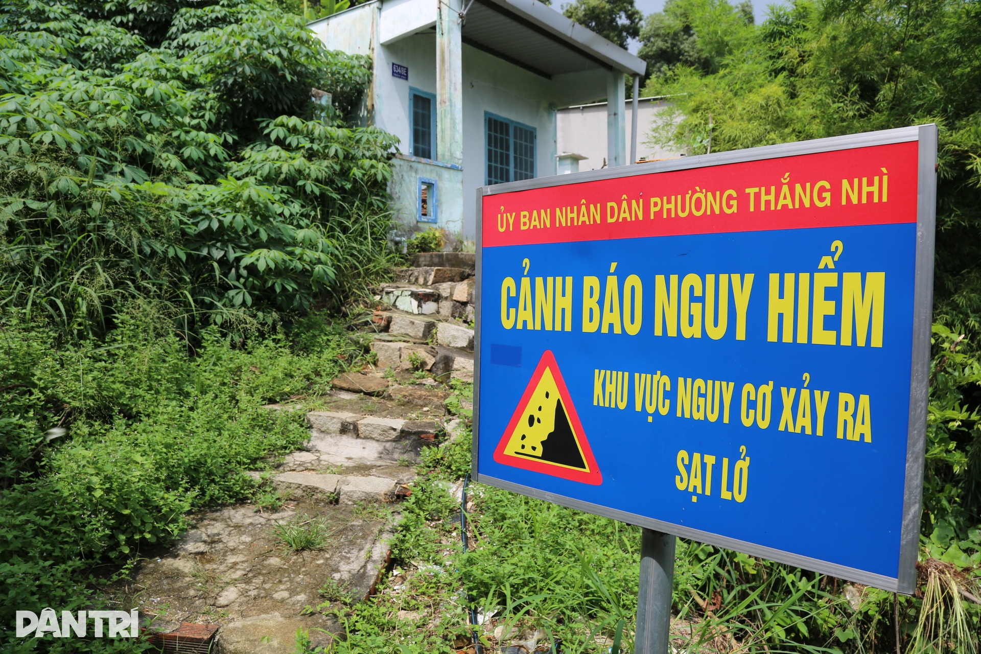 Cận cảnh khu vực nguy cơ sạt lở khiến 19 hộ dân Vũng Tàu di dời trong đêm - 4 Cận cảnh khu vực nguy cơ sạt lở khiến 19 hộ dân Vũng Tàu di dời trong đêm - 4