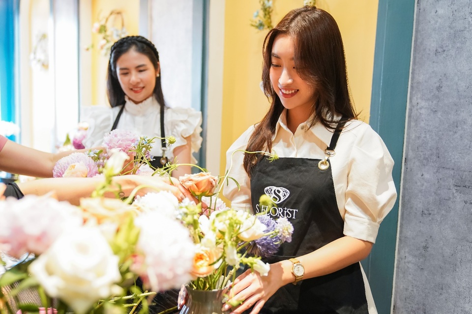 Hoa hậu Ngọc Hân, Đỗ Mỹ Linh trổ tài cắm hoa - 3 Hoa hậu Ngọc Hân, Đỗ Mỹ Linh trổ tài cắm hoa - 3