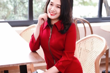 CEO Nguyễn Mến xinh đẹp rạng rỡ trong bộ sưu tập áo dạ mùa đông