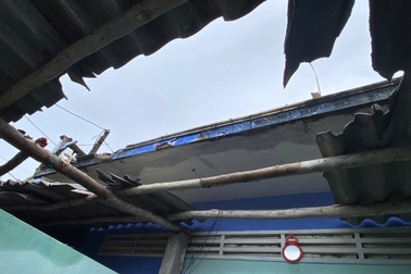Sét đánh thủng mái nhà dân ở đảo Nhơn Châu