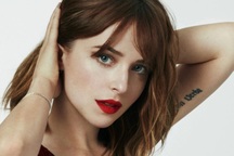 Dakota Johnson: "Có những ngày, tôi không muốn cởi đồ quay cảnh nóng"
