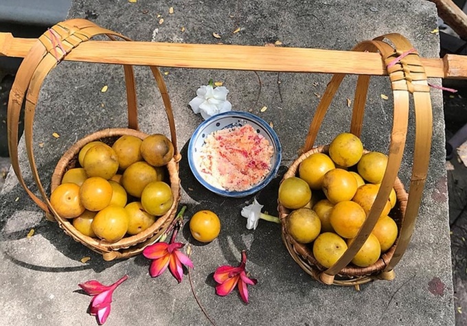 Năm nay chị Giang có thêm món mận vàng chua chấm muối ớt.