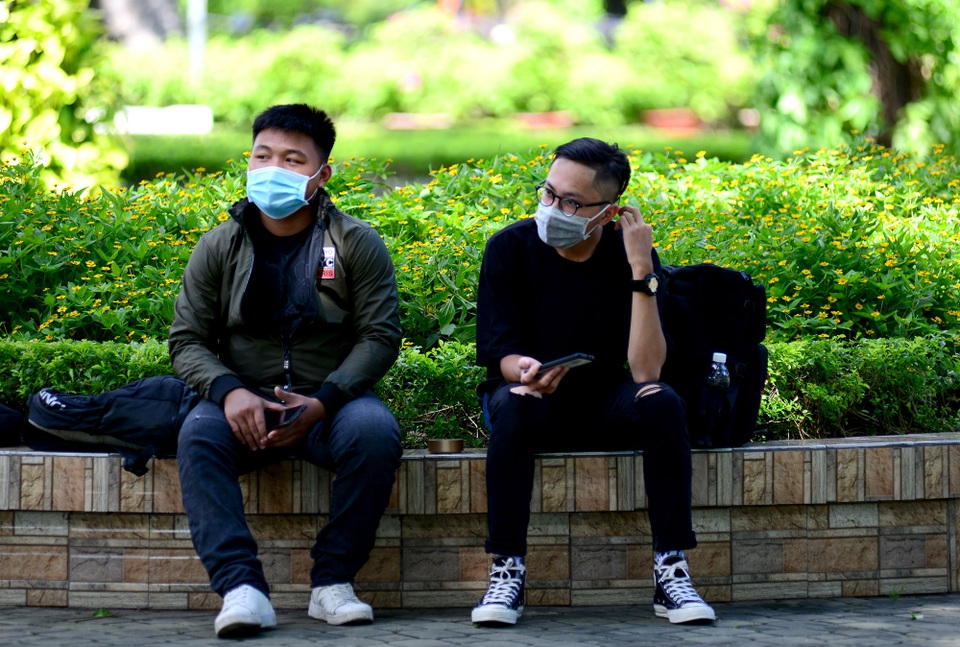 Đeo khẩu trang chống dịch.jpg Đeo khẩu trang chống dịch.jpg