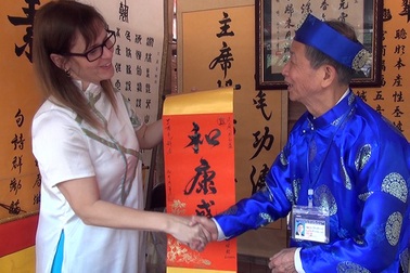 Đại sứ Israel mặc áo dài dạo phố ông đồ, xin chữ lấy may