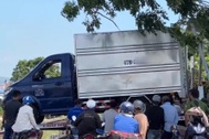 Xe tải không người lái trôi từ nhà ra đường sắt, tàu hỏa phanh gấp