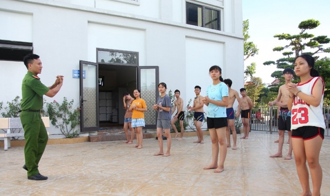 Nhiều trẻ em huyện Kim Sơn (Ninh Bình) được dạy bơi và hướng dẫn kỹ năng an toàn trong môi trường nước. Ảnh: Đào Hằng