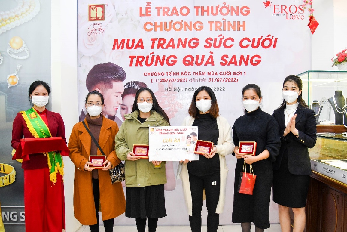 Bảo Tín Minh Châu trao 100 triệu đồng cho khách trúng thưởng mùa cưới đợt 1 - 5 Bảo Tín Minh Châu trao 100 triệu đồng cho khách trúng thưởng mùa cưới đợt 1 - 5