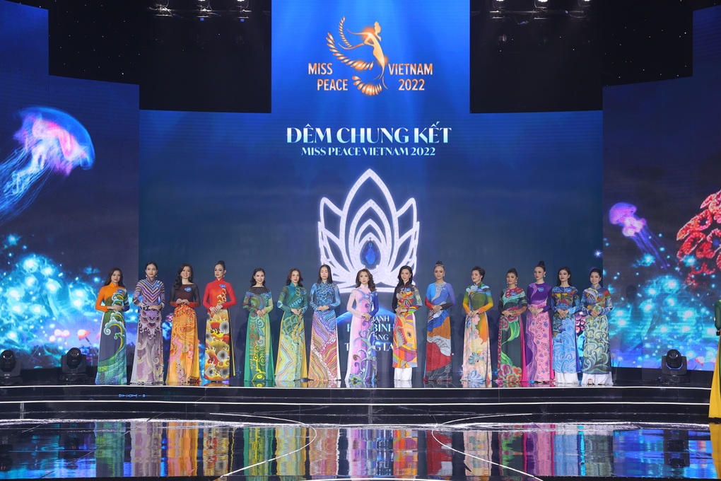 Nữ thông dịch viên khóc nấc khi đăng quang Miss Peace Vietnam 2022 - 4 Nữ thông dịch viên khóc nấc khi đăng quang Miss Peace Vietnam 2022 - 4