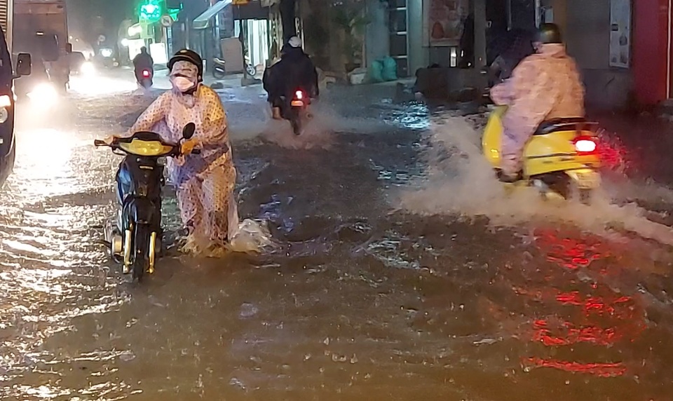 Mưa tối trời, Sài Gòn ngập nặng, kẹt xe đến tận nửa đêm - 1 Mưa tối trời, Sài Gòn ngập nặng, kẹt xe đến tận nửa đêm - 1