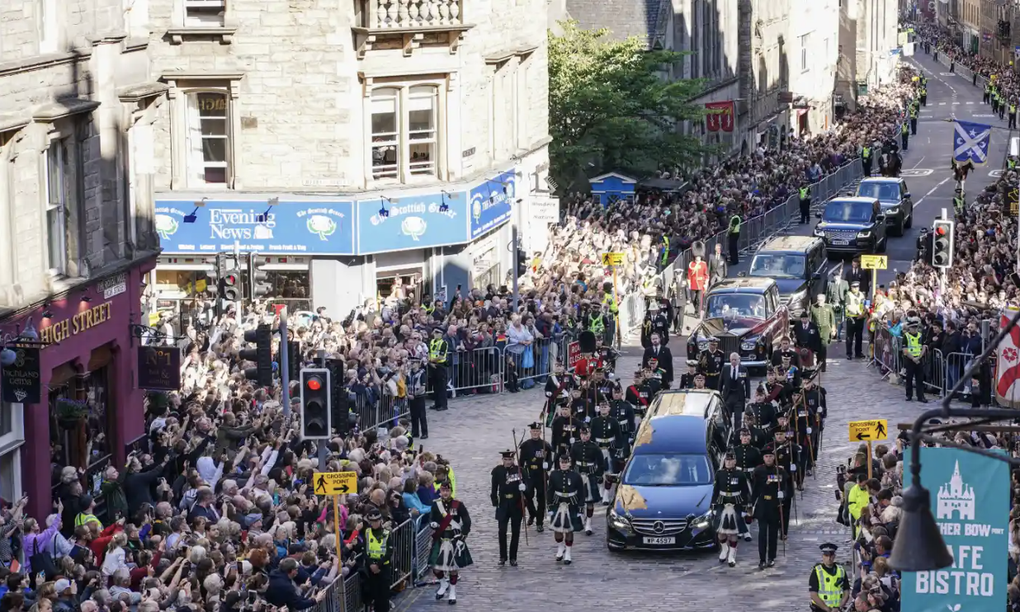 Đoàn rước linh cữu Nữ hoàng Elizabeth II trên đường phố Scotland - 8 Đoàn rước linh cữu Nữ hoàng Elizabeth II trên đường phố Scotland - 8