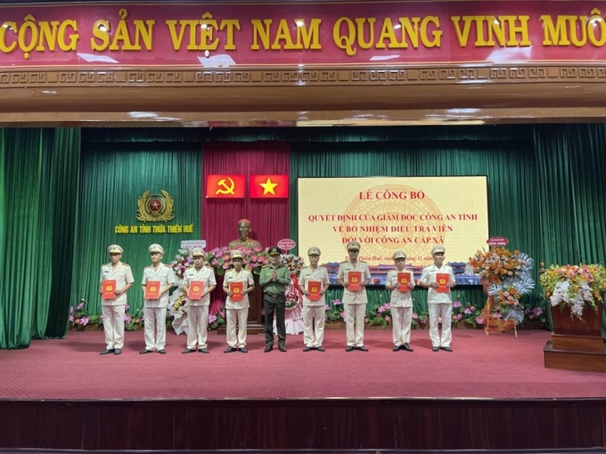 Giám đốc Công an tỉnh Thừa Thiên Huế trao các quyết định bổ nhiệm điều tra viên cho chỉ huy công an cấp xã