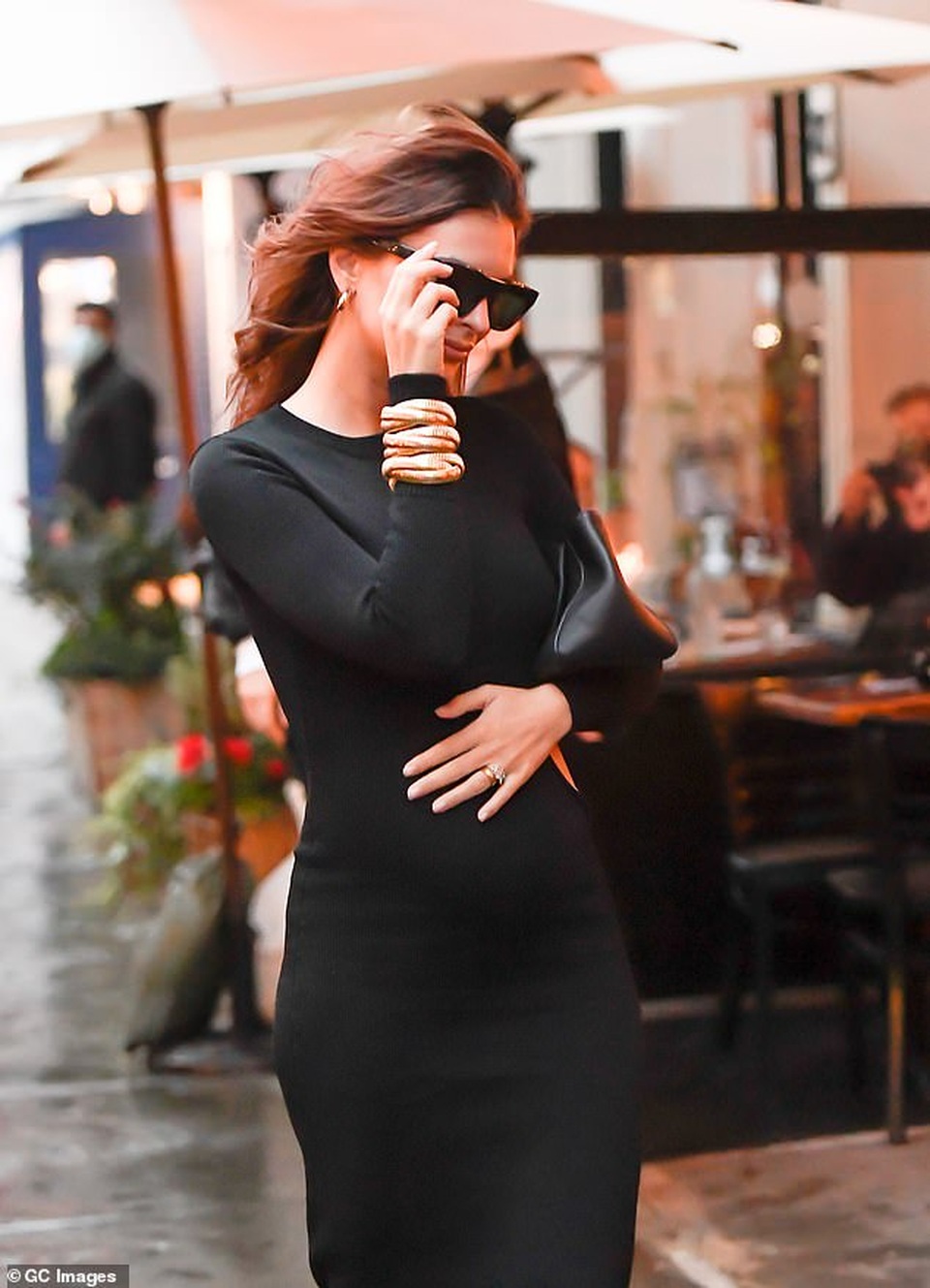 Emily Ratajkowski mặc váy cắt xẻ táo bạo khoe bụng bầu - 2 Emily Ratajkowski mặc váy cắt xẻ táo bạo khoe bụng bầu - 2
