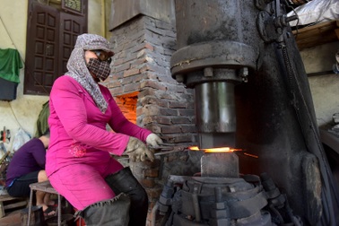 Người phụ nữ hơn 30 năm gắn bó với búa đe, lò lửa ở Hà Nội