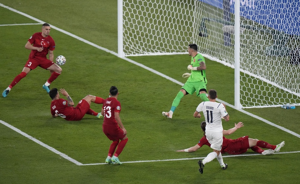 Điểm lại 11 pha phản lưới nhà tạo nên Euro 2020 kỳ lạ nhất lịch sử - 4