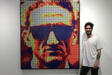 Chàng trai 24 tuổi kiếm hàng ngàn USD nhờ bán tranh từ… khối Rubik