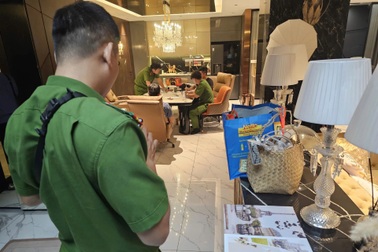 Cảnh sát khám xét căn hộ cao cấp rộng 300m2 của Ngân 98