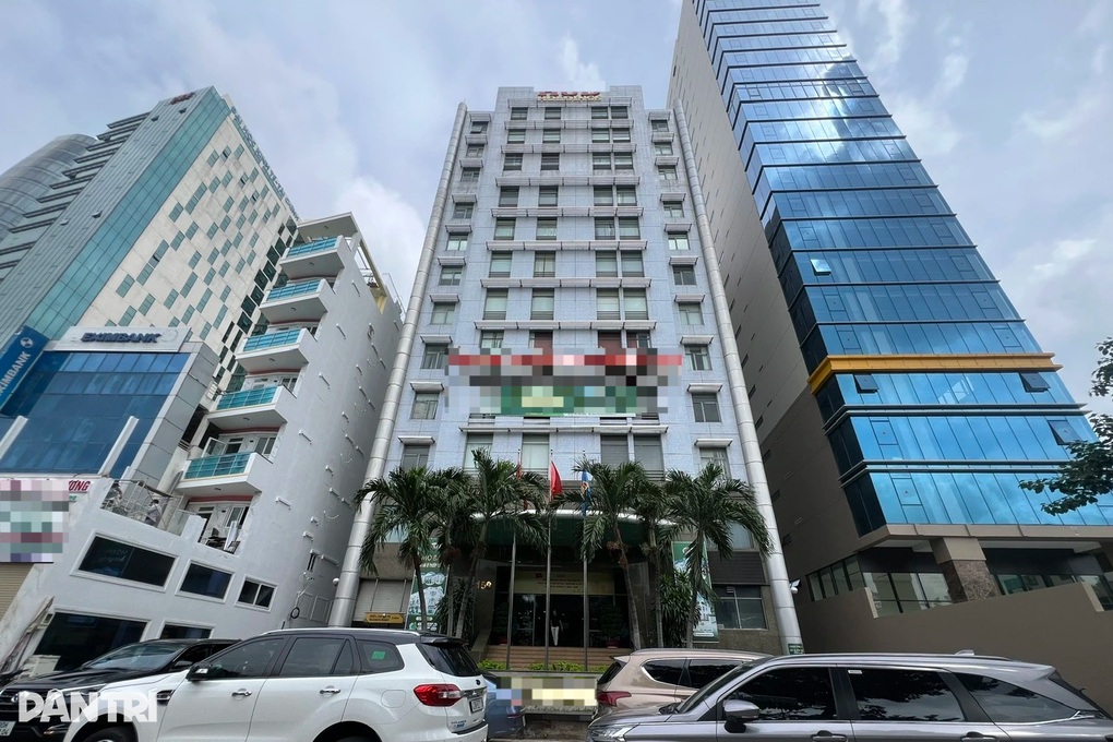 Người đàn ông 49 tuổi rơi lầu tử vong ở TPHCM - 1 Người đàn ông 49 tuổi rơi lầu tử vong ở TPHCM