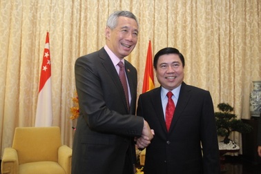 Thủ tướng Lý Hiển Long thích thú với tòa nhà hình búp sen của TPHCM