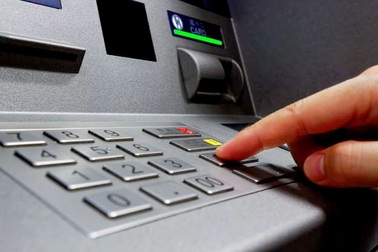 Hai bảo vệ khống chế người nước ngoài gắn thiết bị lạ vào trụ ATM