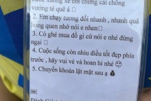Nam nhân viên văn phòng khựng lại trước dòng chữ trên tấm thẻ của tài xế