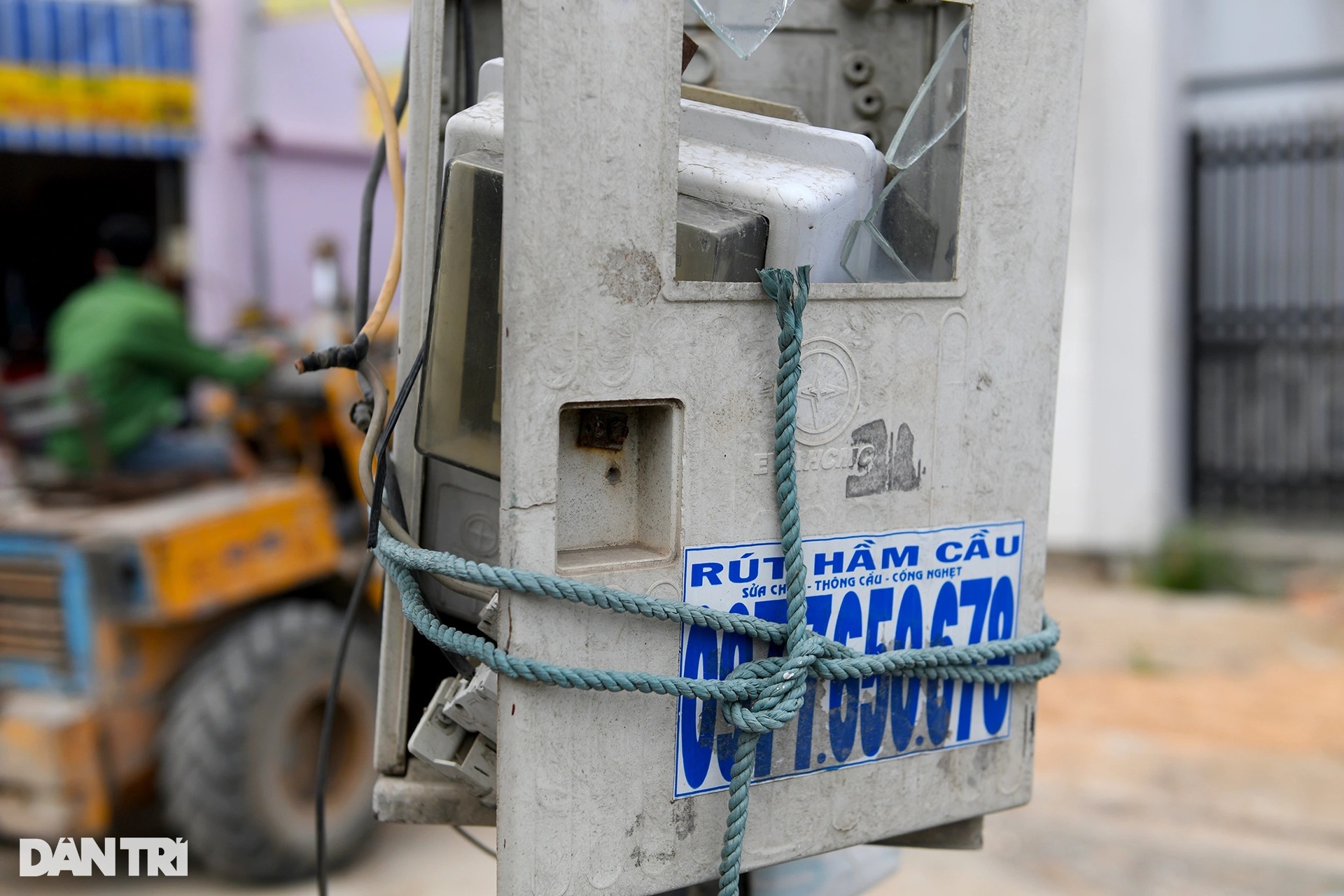 Ma trận trụ điện bủa vây cả tuyến đường, chờ gây họa cho người dân TPHCM - 10 Ma trận trụ điện bủa vây cả tuyến đường, chờ gây họa cho người dân TPHCM - 10