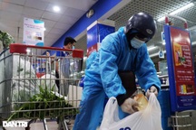 Shipper trùm kín, tất bật giao hàng sau 7 ngày cả thành phố "ở yên"