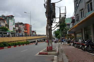 Hi hữu cột điện "mọc" chình ình giữa đường phố Hà Nội