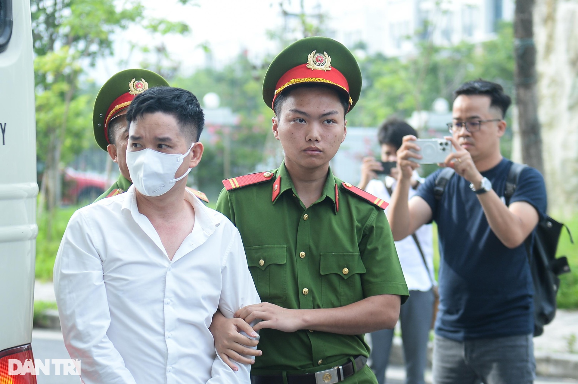 Cựu Bí thư Vĩnh Phúc Hoàng Thị Thuý Lan cúi gằm mặt đến toà - 10