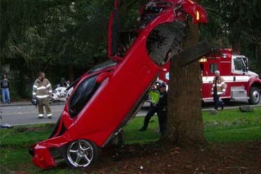 Những tai nạn kỳ quặc với xe hơi (2)