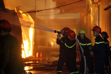 Hà Nội: Lửa ngút trời tại khu đô thị lớn sát Keangnam