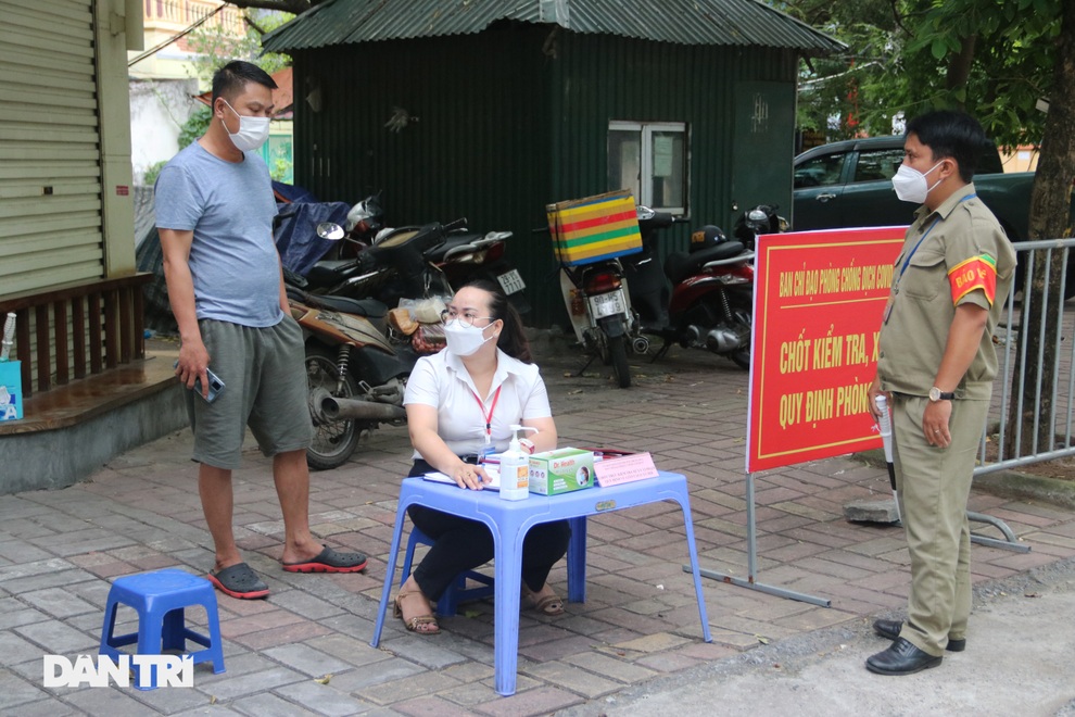 Theo chân công an Hà Nội xử lý người ra đường không lý do chính đáng - 4 Theo chân công an Hà Nội xử lý người ra đường không lý do chính đáng - 4
