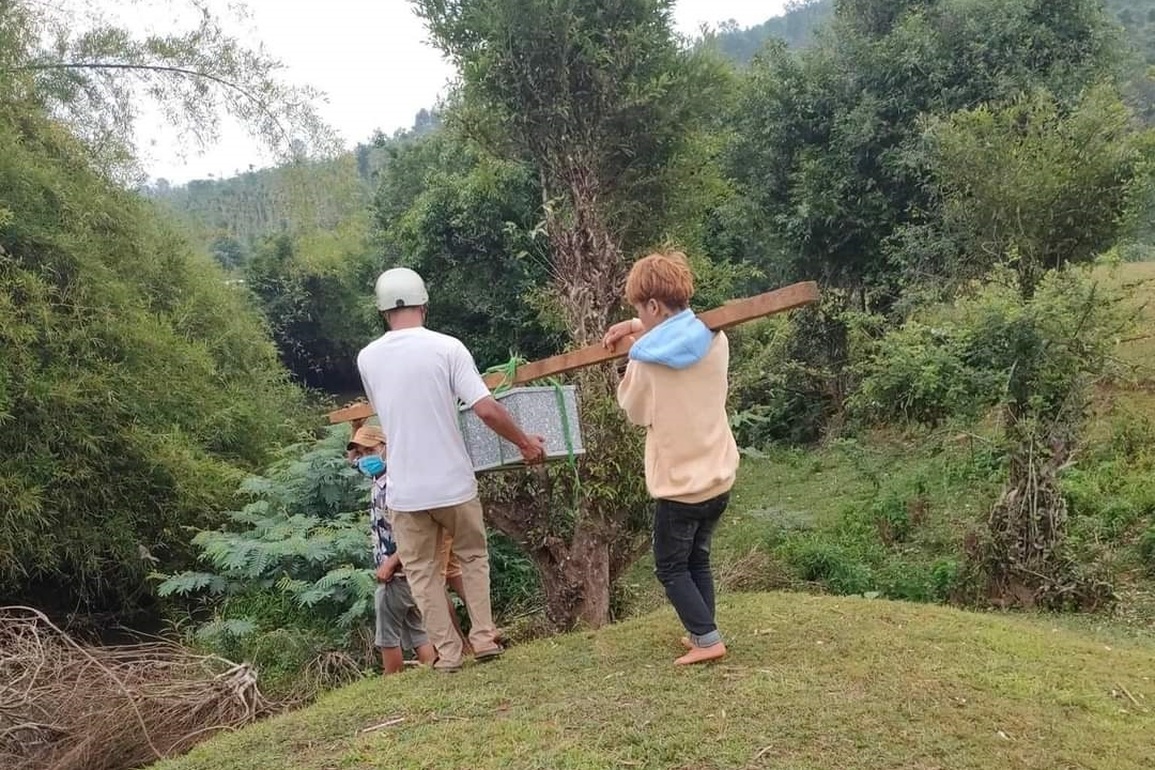 Phát hiện thi thể bé gái sơ sinh bên bờ suối - 1 Phát hiện thi thể bé gái sơ sinh bên bờ suối - 1